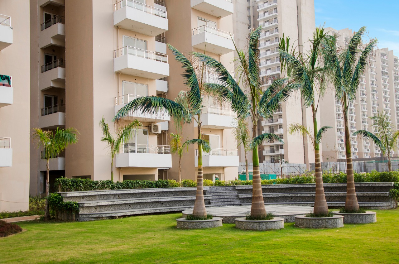 La Solara Central Courtyard & Green Buffer